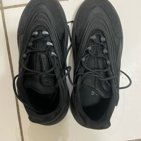 Adidas sneakers. Like new . Size 5 youth. - Picture 2 of 3